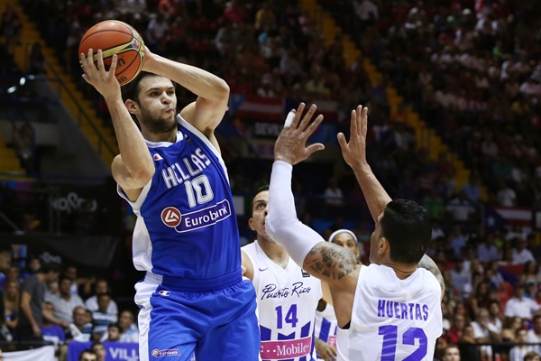 Papanikolau busca la descarga ante la marca de Huertas (Foto: FIBA).